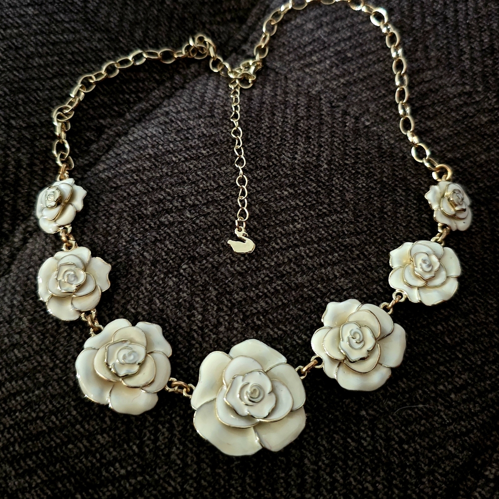 Elegant Gold and Cream Floral Necklace